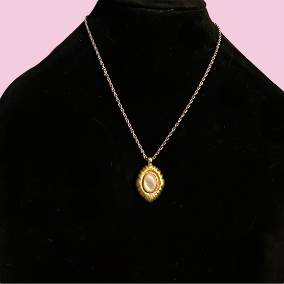 Monet Jewelry - Vintage Monet gold tone mother of pearl pendant necklace